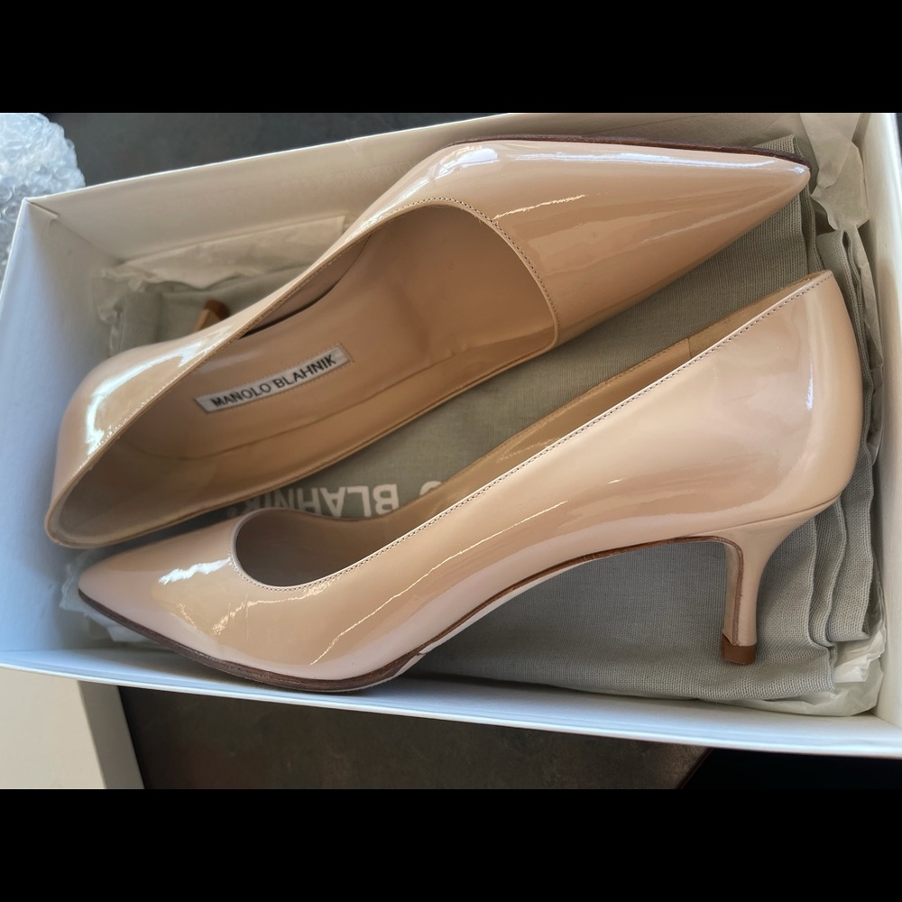 New in box Manolo Blahnik nude short heels